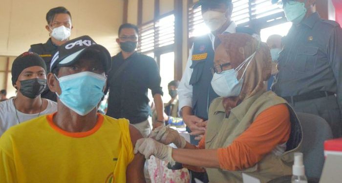 Ratusan Warga Suku Laut di Inhil Riau Disuntik Vaksin COVID-19
