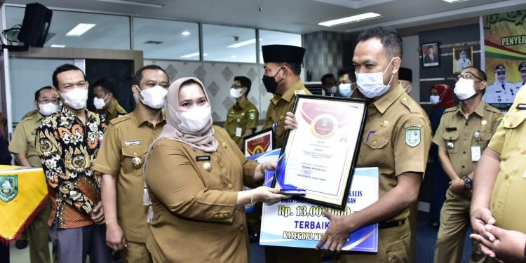 Bupati Kasmarni Serahkan Penghargaan Kepada Pemenang Lomba Inovasi Daerah