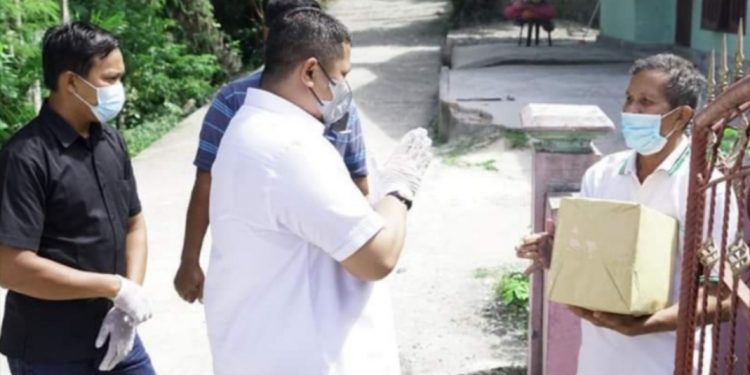Camat Riki Antarkan Sembako ke  Warga Terdampak Covid-19