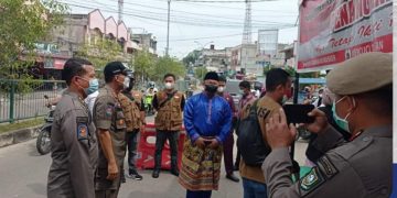 Camat Mandau Pantau Operasi Yustisi di Posko PPKM  Babussalam
