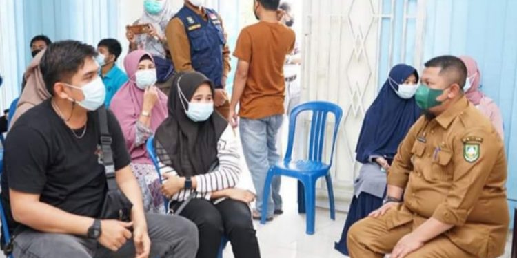 Camat Riki Bangga Kesadaran Prokes Masyarakat Tinggi, Tinjau Vaksinasi Kelurahan Air Jamban dan Dubar