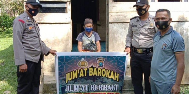 Jumat Berkah, Kapolsek Kuantan Hilir Antar Sembako ke Rumah Warga Terdampak Covid19