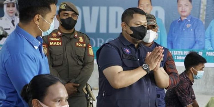 Camat Riki Tinjau Pelaksanaan Vaksinasi di 3 Lokasi