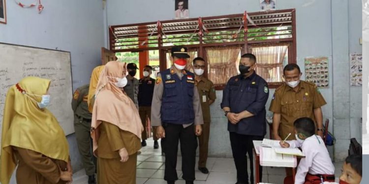 Camat Mandau Tinjau Prokes dalam Pelaksanaan PTM Terbatas di Sekolah