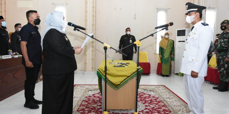 Bupati Kasmarni Lantik Kepala Desa Putri Sembilan