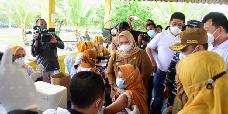 Bupati Kasmarni, Apresiasi Lanal Dumai Atas Pelaksanaan Serbuan Vaksinasi