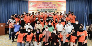 Bupati Kasmarni Lepas 43 Atlet dan 8 Pelatih di Ajang PON XX Papua