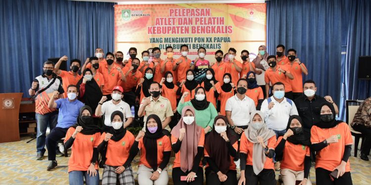 Bupati Kasmarni Lepas 43 Atlet dan 8 Pelatih di Ajang PON XX Papua