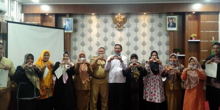 Diskop Bengkalis  Serahkan Sertikat Halal Pada 37 UKM