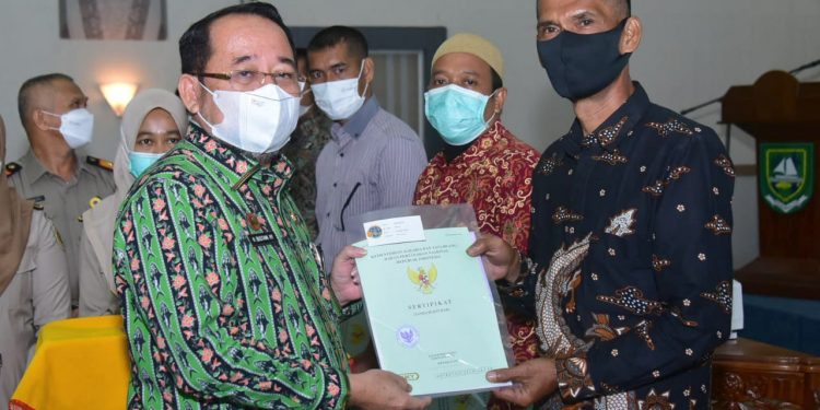 Pemkab Bengkalis Melalui BPN Serahkan 1.756 Sertifikat Tanah Program PTSL