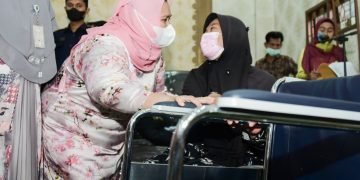 Serahkan Bantuan Sosial, Bupati Kasmarni Sebut Indahnya Berbagi dan Rasa Peduli
