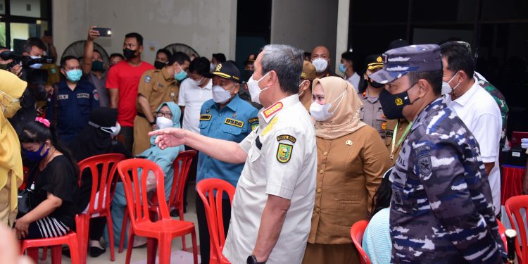 Serbuan Vaksinasi Lanal Dumai di Bengkalis ditinjau Gubri dan Bupati