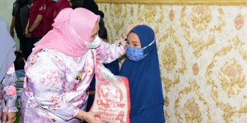 Bupati Kasmarni Serahkan Sejumlah Bantuan Sosial Penerima Manfaat