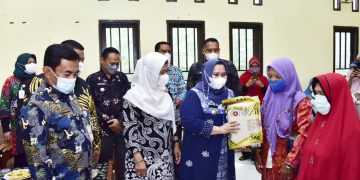 Bupati Bengkalis Serahkan Sembako untuk Lansia dan Anak Terlantar di Duri
