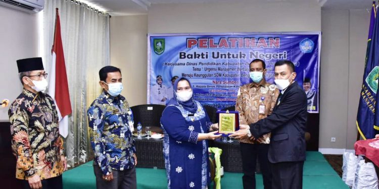Bupati Kasmarni Buka Pelatihan Bakti Negeri Mahasiswa Pasca Sarjana
