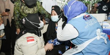 Kasmarni Peluk dan Pujuk Rayu Anak-Anak Supaya Ingin Divaksin