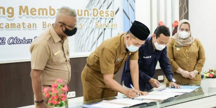 Disaksikan Bupati Kasmarni, Direktur Polbeng dan 54 Kepala Desa Tandatangani Nota Kesepakatan
