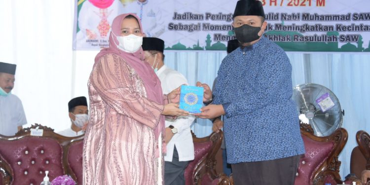 Maulid Nabi di Masjid Arrafah Duri, Bupati Kasmarni Serahkan Santunan Anak Yatim dan 250 Surat Yasin