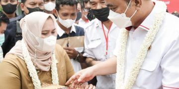 Dampingi Kunjungan Wamendes PDTT RI               ke Duri, Bupati Kasmarni Serahkan Usulan Pengembangan Desa