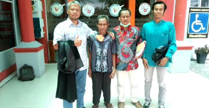 Delapan Bulan di Tahan, Mbah Misni di Vonis Bebas, Pembakaran Lahan Tidak Terbukti