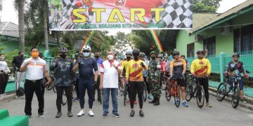 HUT TNI ke-76, Danrem 031/WB Gowes Sambil Bantu Rakyat Melawan COVID-19