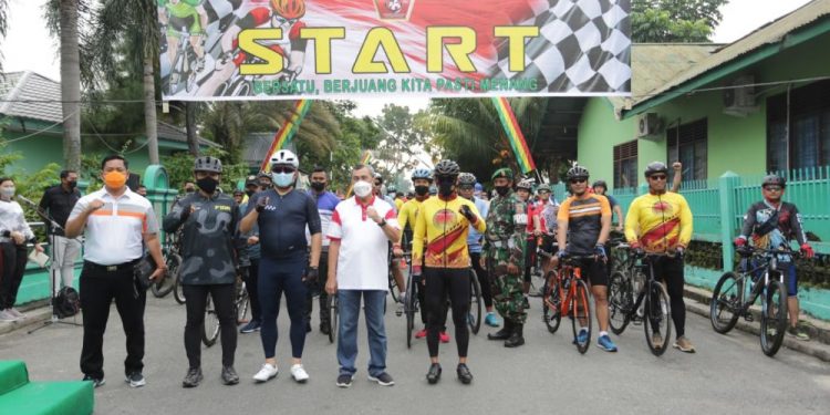 HUT TNI ke-76, Danrem 031/WB Gowes Sambil Bantu Rakyat Melawan COVID-19