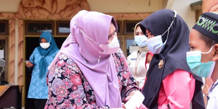 Tabligh Akbar di Beringin, Bupati Kasmarni Serahkan Makanan Tambahan Balita