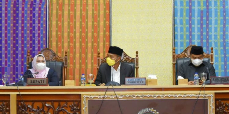 Bupati Kasmarni Dengarkan Pandum 7 Fraksi Terhadap Ranperda APBD T.A 2022
