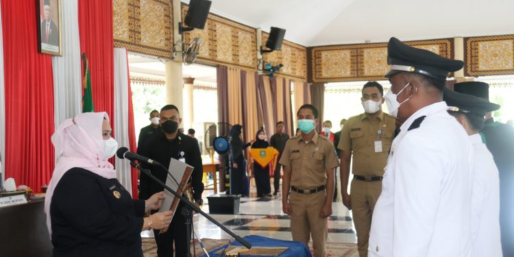 Lantik Kades dan BPD, Bupati Kasmarni Pesan Gali Potensi PAD dan Lembaga Ekonomi