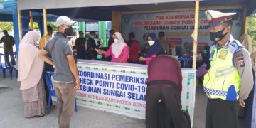 Polsek Bukitbatu Gelar Operasi Pemeriksaan Vaksinasi di pintu Masuk Roro