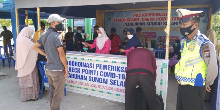 Polsek Bukitbatu Gelar Operasi Pemeriksaan Vaksinasi di pintu Masuk Roro