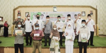 Diserahkan Bupati, Juru Parkir dan Komunitas Ojek di Duri Terima Bantuan Laznas