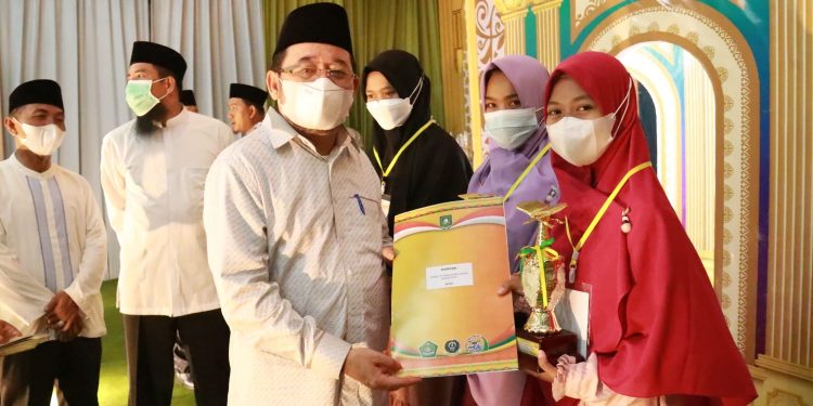 MTQ ke 46 Kabupaten Bengkalis Tahap Pertama Berakhir, Sekda Serahkan Hadiah