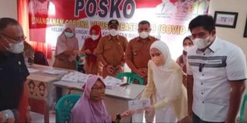Didampingi Istri, Plt Bupati Bintan Serahkan Lansia 4 kelurahan di Bintan Timur