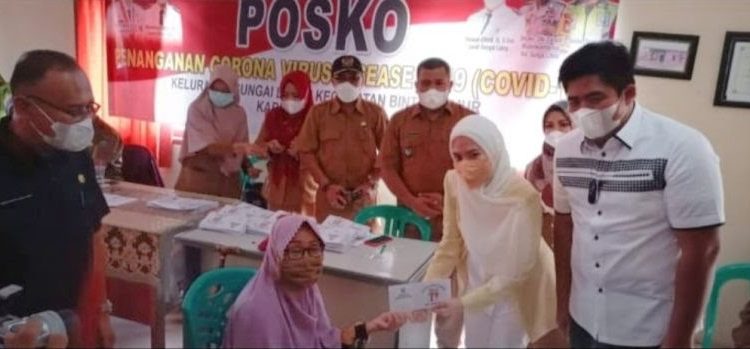 Didampingi Istri, Plt Bupati Bintan Serahkan Lansia 4 kelurahan di Bintan Timur