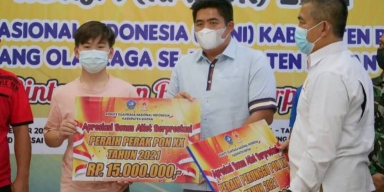 Plt Bupati Bintan Apresiasi Atlit Berprestasi Bintan Peraih Perunggu dan Perak di PON XX Papua