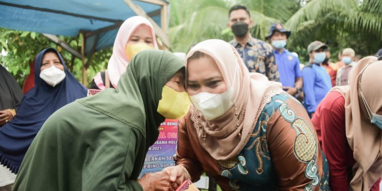 Peluk Cium Bupati Kasmarni Untuk Nenek Abibah, Penerima Bantuan UEP di Duri