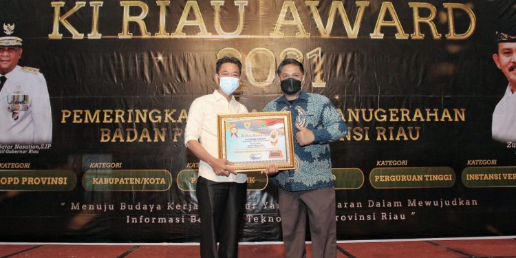 Bupati Rohil Terima Penghargaan Achievement Motivation Person