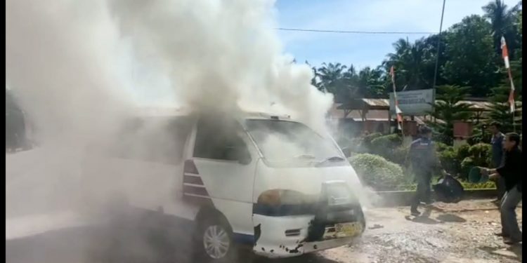 Angkot terbakar di Rohil, 9 Penumpang Luka Bakar