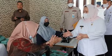Spontanitas Bupati Kasmarni, Hampiri Para Ibu Yang Gigih Belajar Menjahit