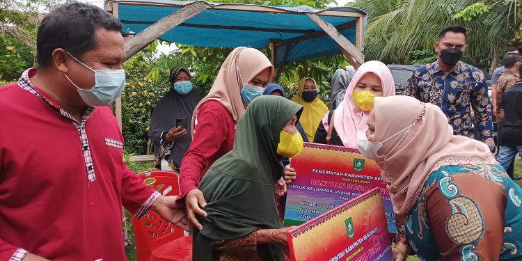 Berkeliling, Bupati Kasmarni Serahkan Bantuan Usaha Untuk Masyarakat Duri