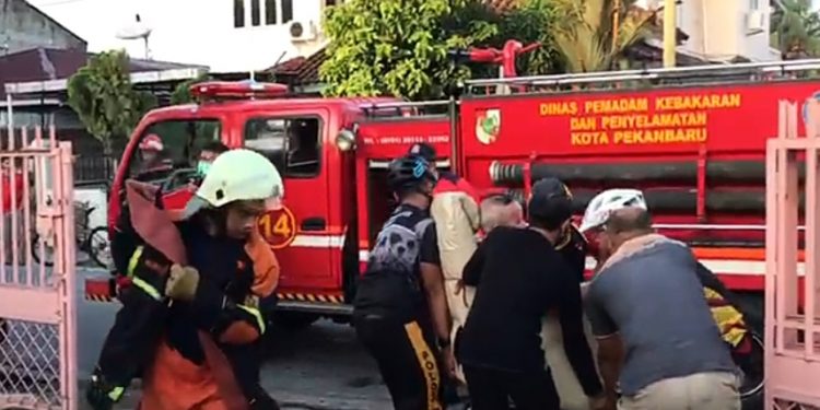 Personel Brimobda Riau Selamatkan Lansia yang Stroke dari Rumah yang Terbakar