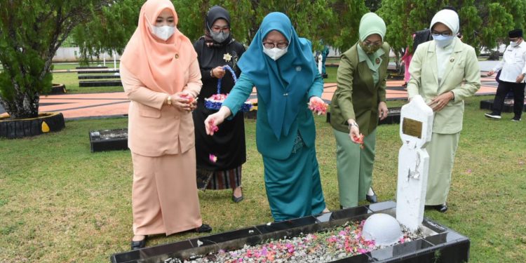 Puncak Hari Ibu, Ketua TP PKK Ziarah ke Makam Pahlawan