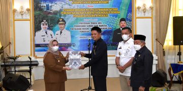 Bupati Kasmarni Serahkan Berita Acara Hibah Tanah ke Pengadilan Agama Selat Panjang