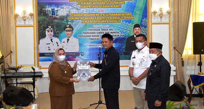 Bupati Kasmarni Serahkan Berita Acara Hibah Tanah ke Pengadilan Agama Selat Panjang