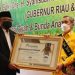 Diberi Penghargan ‘Ayah Anak Yatim’, Gubri Syamsuar Terharu Meneteskan Air Mata