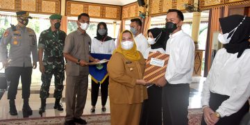 Serahkan SK 348 Pendamping Desa, Bupati Kasmarni Minta Agar tak Berpolitik