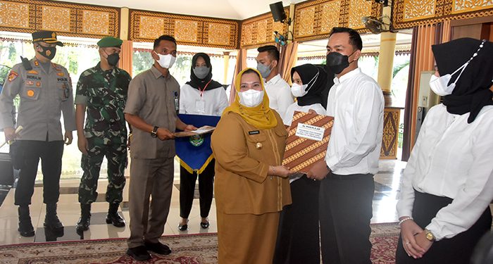 Serahkan SK 348 Pendamping Desa, Bupati Kasmarni Minta Agar tak Berpolitik