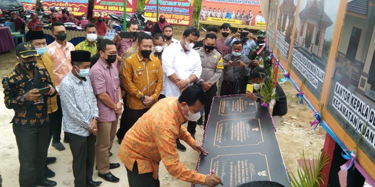 Resmikan 4 Kantor Desa di Kuantan Tengah, Bupati   Suhardiman Harap Pelayanan Lebih Baik