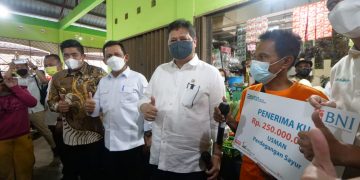 Airlangga Hartarto Bersama Roby Tinjau Operasi Pasar Barek Motor